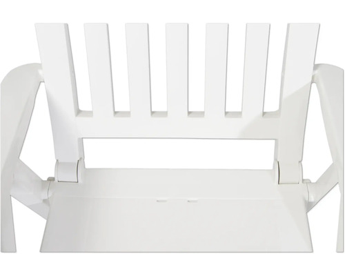 Detailansicht der Rückenlehne und Sitzverbindung eines weißen Gartenstuhls aus Kunststoff.