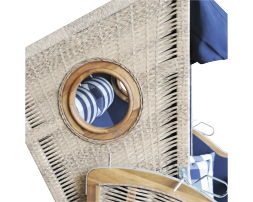 Detailansicht eines Strandkorbs mit Geflecht und einem runden Bullaugenfenster mit Holzrahmen.