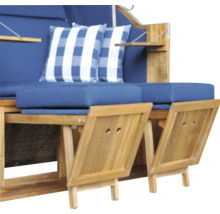 Strandkorb aus Holz mit blauen Polstern, ausziehbaren Fußstützen und blau-weiß karierten Kissen.