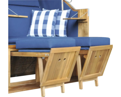Strandkorb aus Holz mit blauen Polstern, ausziehbaren Fußstützen und blau-weiß karierten Kissen.