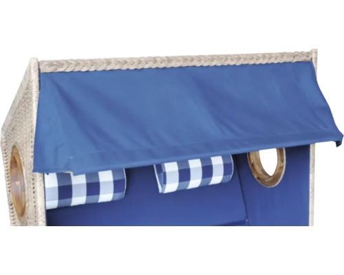 Oberteil eines Strandkorbs mit blauer Markise, karierten Nackenkissen und Bullaugen im hellen Geflecht.