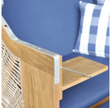 Detail eines Strandkorbs mit ausklappbarem Seitentisch aus Holz und blauem Polster.