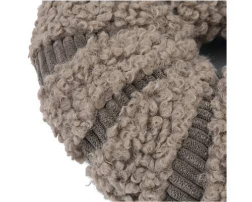 Nahaufnahme eines Kissenbezugs aus strukturiertem Teddy-Fleece und geripptem Cord.