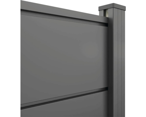 Nahaufnahme eines Sichtschutzzauns aus Aluminium mit Pfosten in Anthrazit.