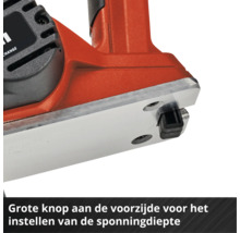 Detailansicht eines roten Elektrohobels mit Fokus auf die Grundplatte und den Bereich zur Einstellung der Falztiefe.