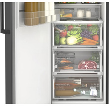 Kühlschrank-Innenraum mit drei VitaFresh null Grad Celsius XXL Schubfächern für Obst, Gemüse, Fleisch und Getränke.