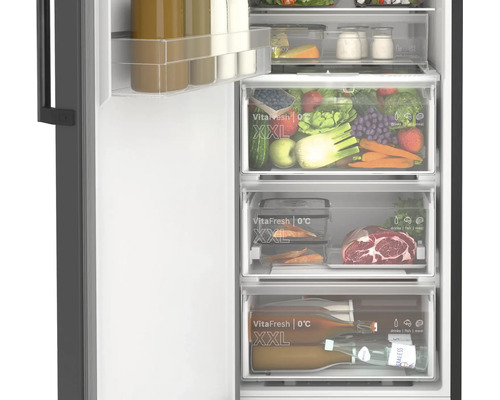 Kühlschrank-Innenraum mit drei VitaFresh null Grad Celsius XXL Schubfächern für Obst, Gemüse, Fleisch und Getränke.