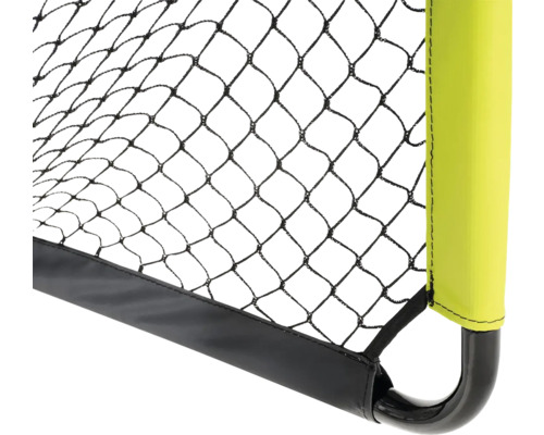Detailansicht eines Fußballtors mit schwarzem Netz, stabilem Rahmen und neongelber Polsterung.