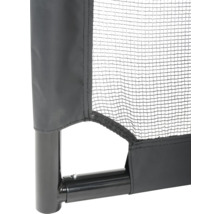 Detail eines Sportnetzes mit schwarzem Metallrahmen, feinmaschigem Netz und schwarzem Stoffrand.