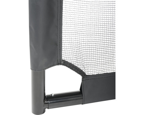 Detail eines Sportnetzes mit schwarzem Metallrahmen, feinmaschigem Netz und schwarzem Stoffrand.