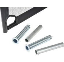 Bodenhülsen und Anker aus Metall für einen schwarzen Sportnetzrahmen.