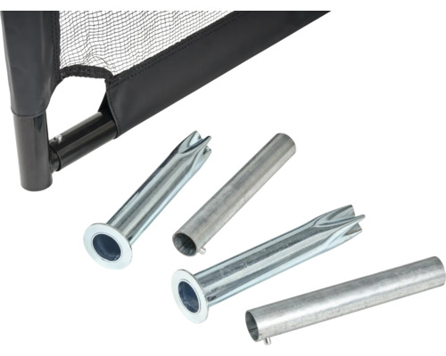 Bodenhülsen und Anker aus Metall für einen schwarzen Sportnetzrahmen.