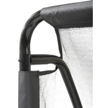 Detailaufnahme eines schwarzen Metallrahmens mit schwarzem Netzgewebe und robuster Stoffeinfassung.