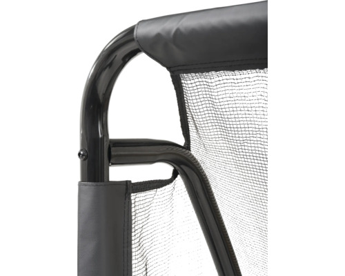 Detailaufnahme eines schwarzen Metallrahmens mit schwarzem Netzgewebe und robuster Stoffeinfassung.