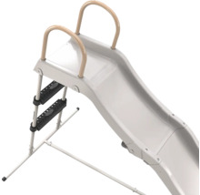 Graue Poolrutsche aus Kunststoff mit Metallleiter, schwarzen Stufen und geschwungenen Handläufen.