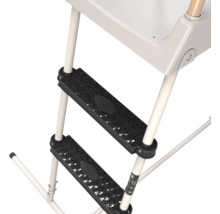 Poolleiter mit zwei rutschfesten Kunststoffstufen mit Wabenmuster und weißem Metallrahmen.