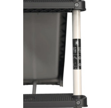 EXIT TOYS Logo auf einem Pfosten mit Hinweisen zu 100 Prozent recyclingfähig, 100 Prozent reparierbar sowie Polypropylen und Metall.