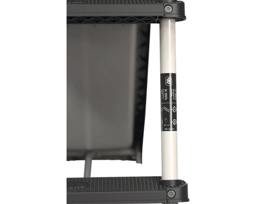 EXIT TOYS Logo auf einem Pfosten mit Hinweisen zu 100 Prozent recyclingfähig, 100 Prozent reparierbar sowie Polypropylen und Metall.