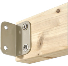 Metall-Winkelverbinder an einem Holzbalken mit Schrauben befestigt.