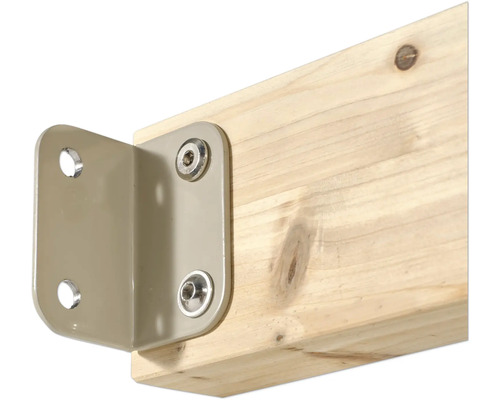 Metall-Winkelverbinder an einem Holzbalken mit Schrauben befestigt.
