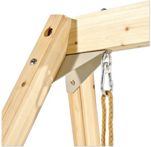 Detailansicht einer Eckverbindung für Schaukelgestelle aus Holz mit Metallwinkel, Karabinerhaken und Seil.