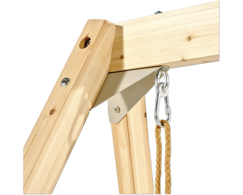 Nahaufnahme einer Schaukelgestell-Konstruktion aus Holz mit Metallwinkel, Karabinerhaken und Seil.