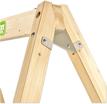 Detailansicht einer Holzverbindung mit Metallwinkel und Schrauben.