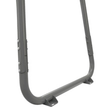 Detailansicht eines grauen Metallrahmens mit verschraubten Rohrverbindungen und Laschen zur Bodenbefestigung.