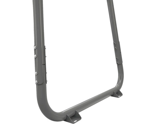 Detailansicht eines grauen Metallrahmens mit verschraubten Rohrverbindungen und Laschen zur Bodenbefestigung.