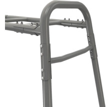 Detailansicht einer Metallrahmenverbindung mit Schrauben und Muttern für ein Freizeitgerät.