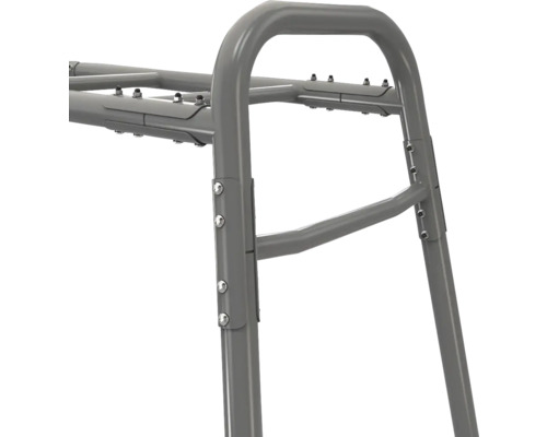 Detailansicht einer Metallrahmenverbindung mit Schrauben und Muttern für ein Freizeitgerät.