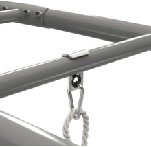 Detailaufnahme eines grauen Metallrahmens mit einem Karabinerhaken und einem weißen Seil für Spielgeräte oder Schaukeln.