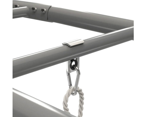 Detailaufnahme eines grauen Metallrahmens mit einem Karabinerhaken und einem weißen Seil für Spielgeräte oder Schaukeln.