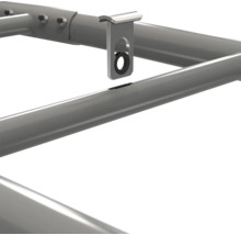 Detailansicht einer Metallhalterung mit Gummiöse an einem Rohrrahmen.