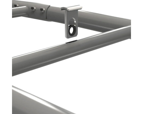 Detailansicht einer Metallhalterung mit Gummiöse an einem Rohrrahmen.