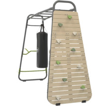 Klettergerüst mit Kletterwand aus Holz, Klettergriffen, Boxsack und Klimmzugstange aus Metall für Fitnessübungen.