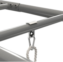 Detailansicht einer grauen Metallstange mit Halterung, silbernem Karabinerhaken und weißem Seil.