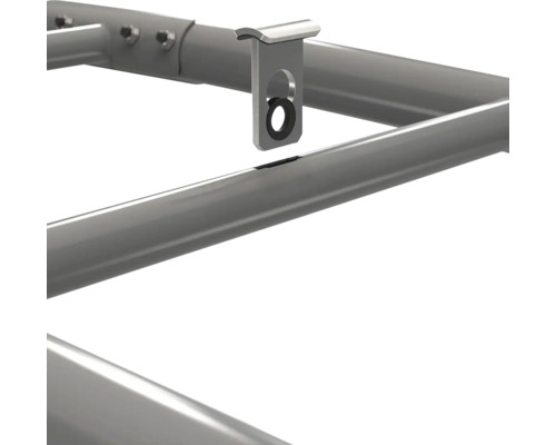 Detailaufnahme einer Metallhalterung, die in eine Aussparung eines runden Metallrohrrahmens eingesetzt wird.