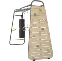 Kletterwand aus Holz mit Griffen, Klimmzugstange, Boxsack und Turnringen an einem Metallrahmen.