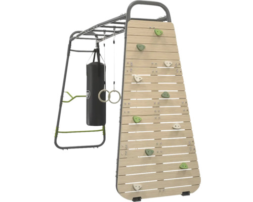 Kletterwand aus Holz mit Griffen, Klimmzugstange, Boxsack und Turnringen an einem Metallrahmen.