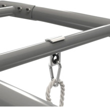 Detailansicht eines Metallgestells mit einer Schaukelhalterung, einem Karabinerhaken und einem dicken Seil.