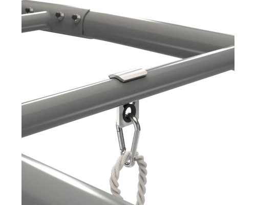 Detailansicht eines Metallgestells mit einer Schaukelhalterung, einem Karabinerhaken und einem dicken Seil.