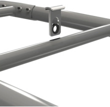 Detailansicht einer Metallhalterung beim Einsetzen in die Aussparung eines runden Metallrohrs.