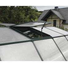 Geöffnetes Dachfenster eines Gewächshauses mit dunkelgrünem Rahmen und Polycarbonat-Hohlkammerplatten zur Belüftung.
