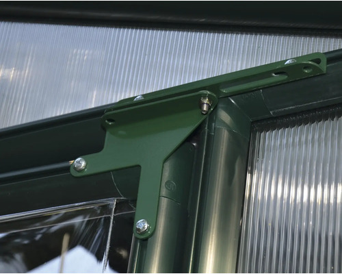Detailansicht einer grünen Metall-Eckverbindung an einem Gewächshausrahmen mit sichtbaren Verschraubungen und Hohlkammerplatten.