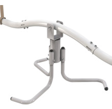 Grauer Metall-Standfuß mit gebogenem weißem Metallrohr für eine Pool-Aufrollvorrichtung.