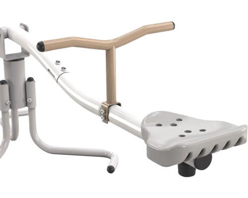 Outdoor-Fitnessgerät mit grauem ergonomischem Sitz, beigem T-förmigem Handgriff und weißem Metallrahmen.