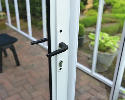 Nahaufnahme eines schwarzen Türgriffs mit Schloss an einem weißen Rahmen eines Gewächshauses oder einer Terrassentür.