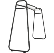 Schwarzes Klettergerüst aus Metall mit Hangelleiter.