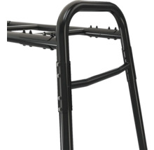 Schwarze Metallrahmen-Konstruktion für ein Spielgerät mit Rohrverbindungen und Bolzen.